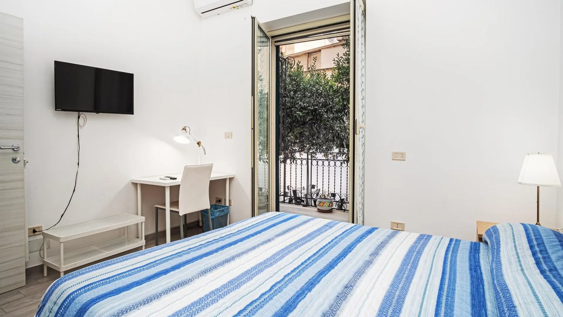 Garden House: Apartments And Rooms For Holidays Palermo Bed & Breakfast