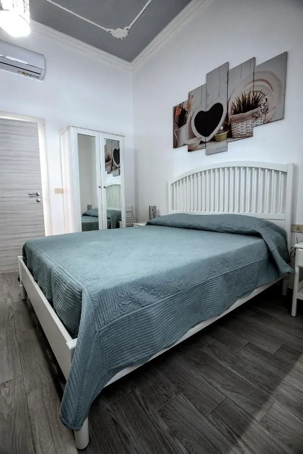 Frühstückspension Garden House: Apartments And Rooms For Holidays Palermo