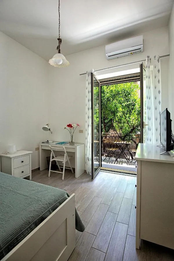 Garden House: Apartments And Rooms For Holidays Palermo