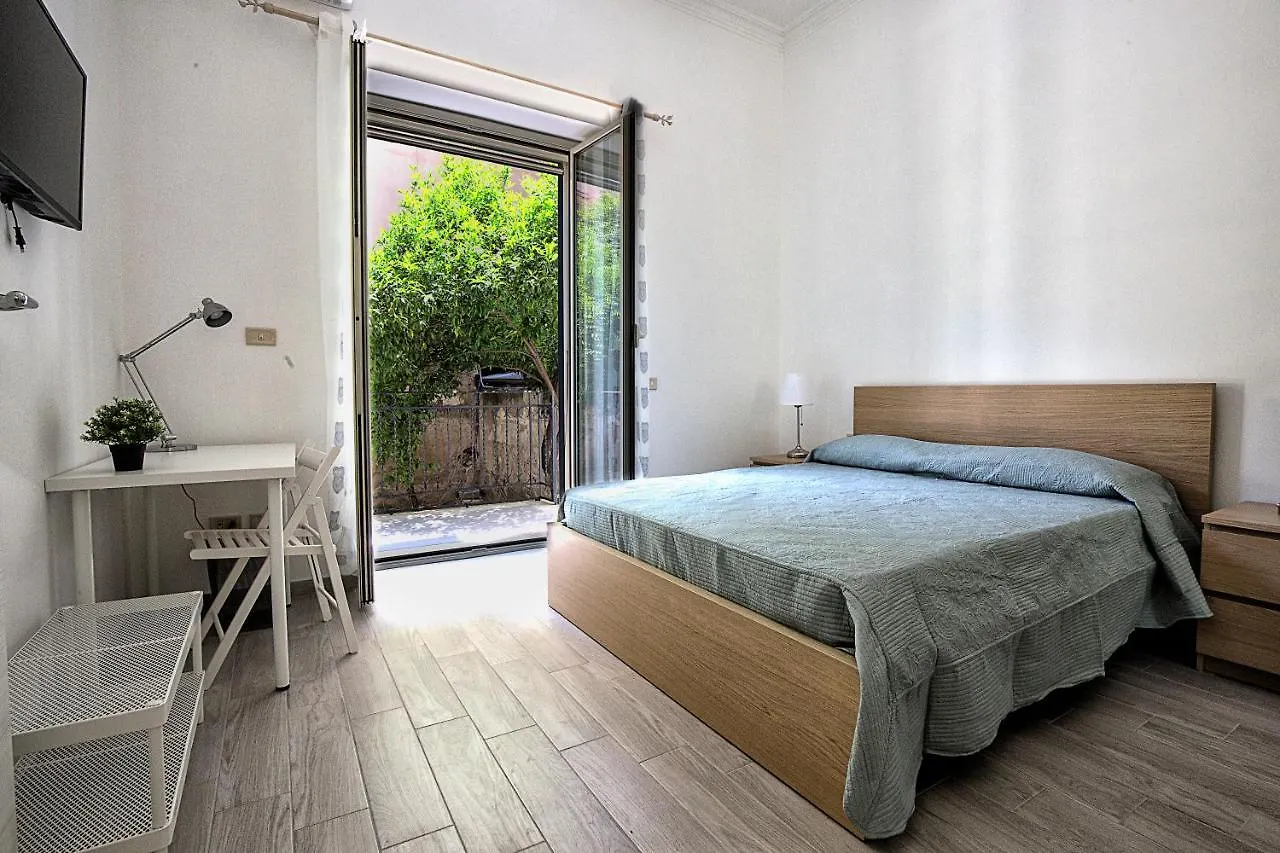Garden House: Apartments And Rooms For Holidays Palermo 2*,