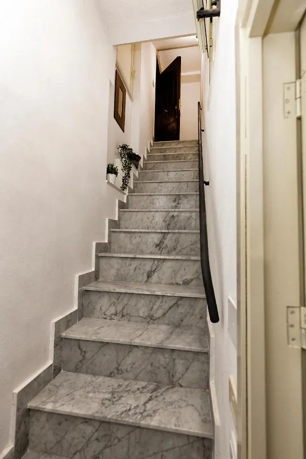 Garden House: Apartments And Rooms For Holidays Palermo Frühstückspension
