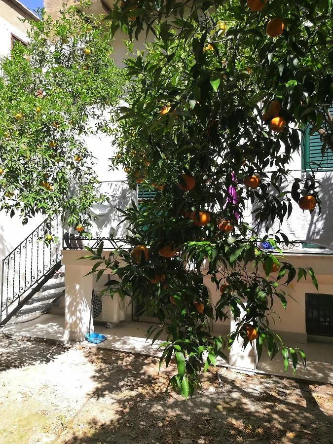 Frühstückspension Garden House: Apartments And Rooms For Holidays Palermo