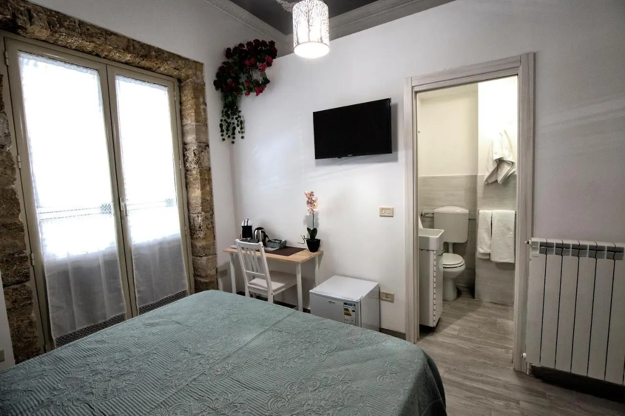 Bed & Breakfast Garden House: Apartments And Rooms For Holidays Palermo
